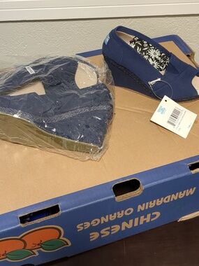 NWT TOMS wedges